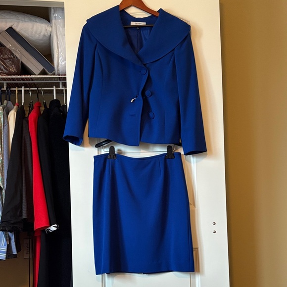 Tahari Jackets & Blazers - EUC Tahari Size 10 Blazer and Skirt Set